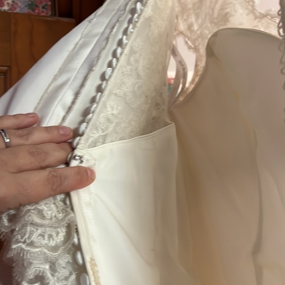 Size 12 David’s bridal wedding gown. Used once. Needs cleaning but excellent - Picture 8 of 10